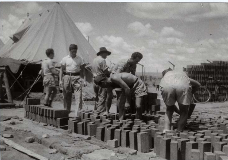 Zonderwater_18 December 1942 - Italian POWs making bricks_7 .png