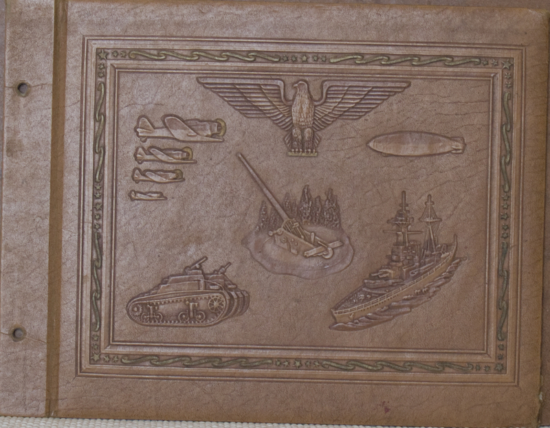 77 Copertina di album in pelle con soggetti militari.jpg