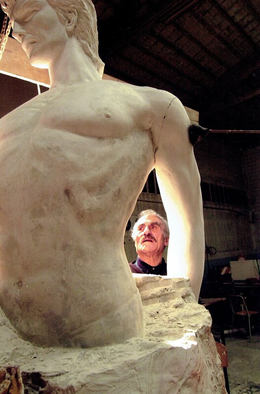 Magnanini Iro Renzo_working on a sculpture__4.jpg