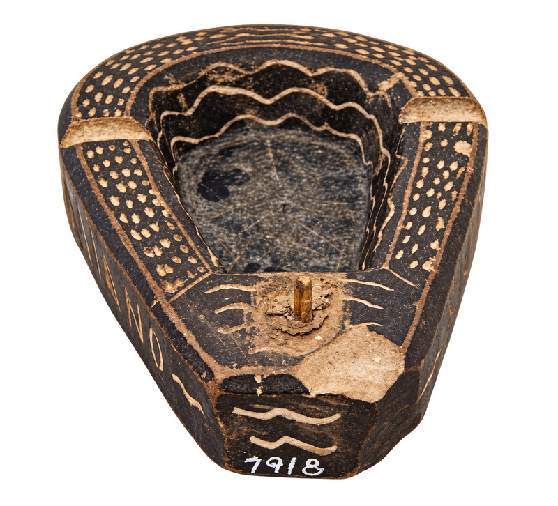 Ashtray_front_Tatura_Photo courtesy Flavia Marcello and Daria Gradusova.png