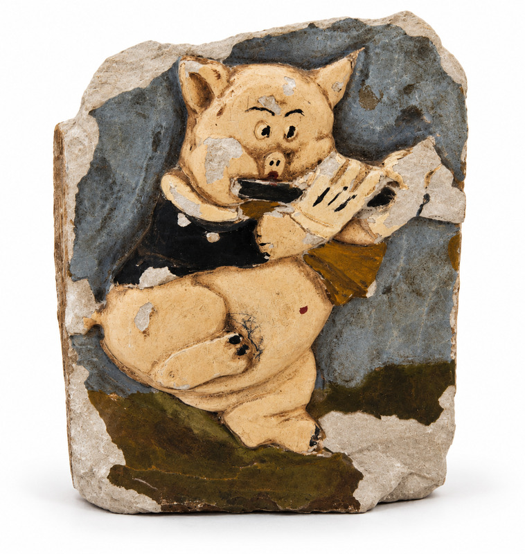 Pig ornament_front_Tatura_Photo courtesy Flavia Marcello and Daria Gradusova.png