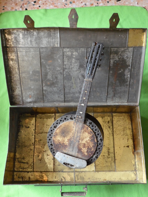 Longarato Vittorio_Suitcase made of cans, banjo mandolin_2.jpg