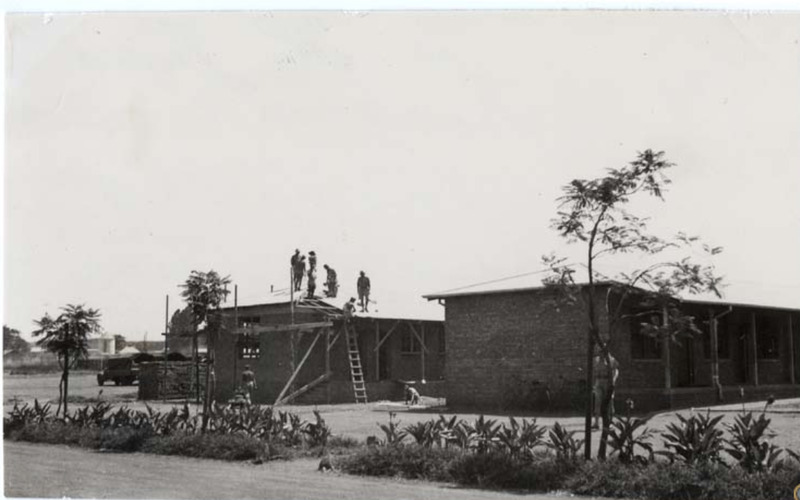 Zonderwater_6-17 February 1943 - Zonderwater Camp. POWs take part to the construction of buildings.png