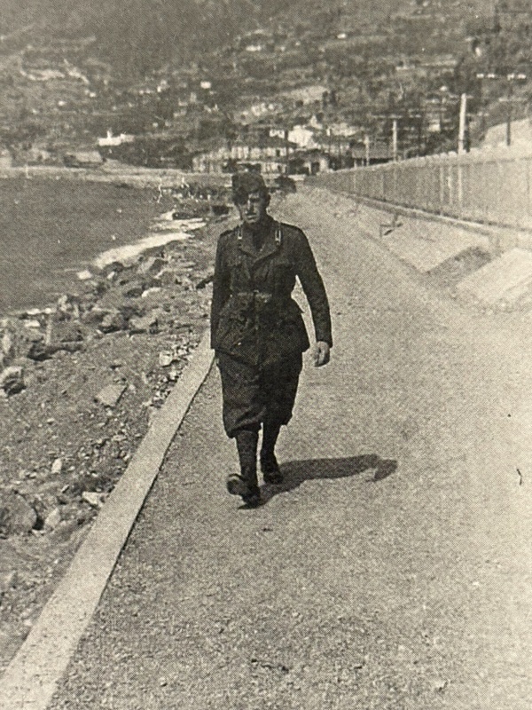 Almerini in divisa lungo mare